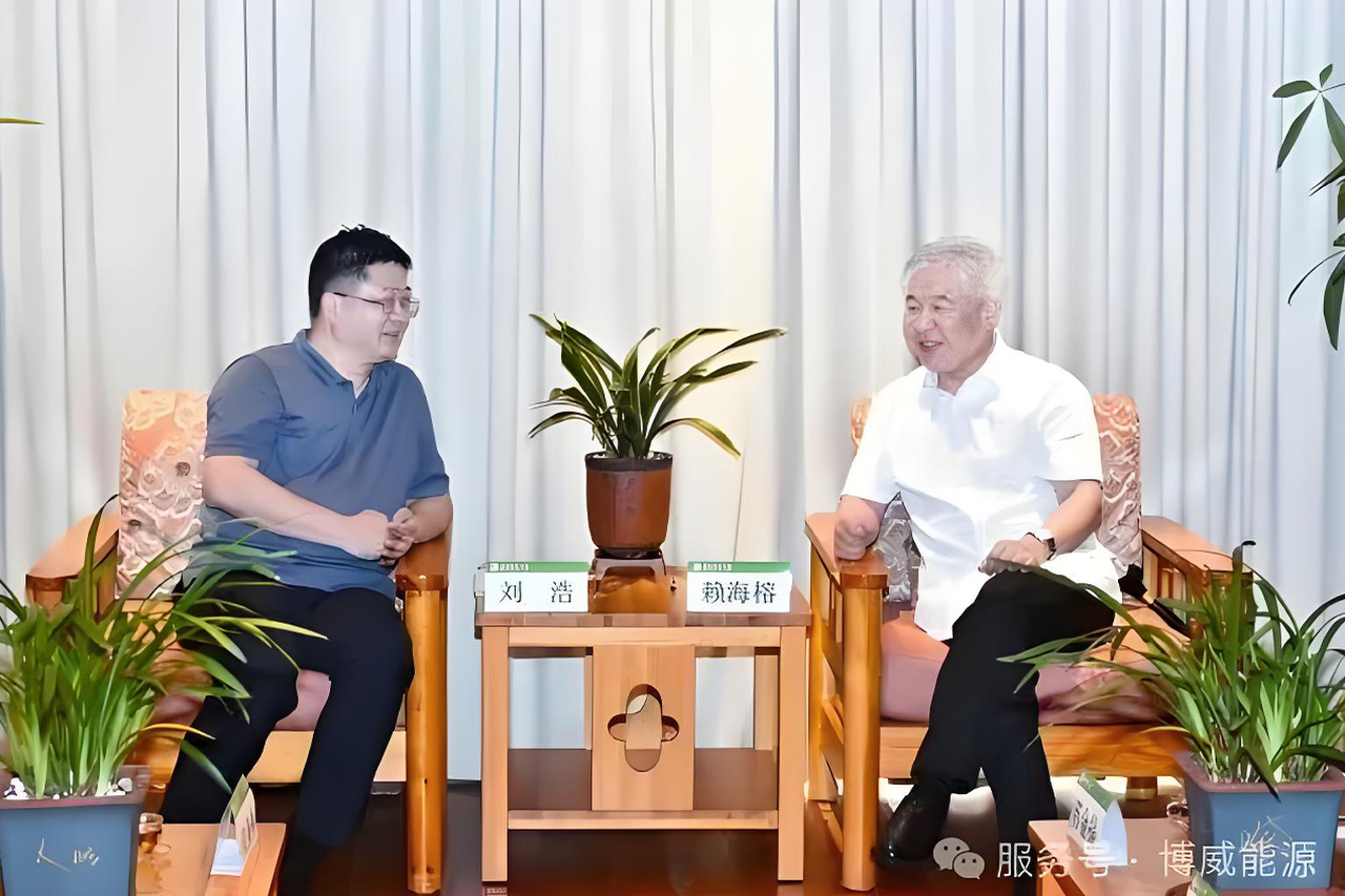 博威能(néng)源董事(shì)長(cháng)劉浩一(yī)行(xíng)回母校(xiào)參加2025年(nián)畢業(yè)典禮暨學位授予儀式